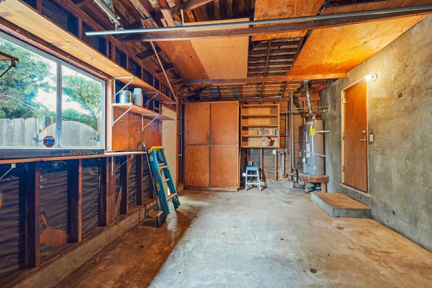 946 6th St, Livingston, CA 95334