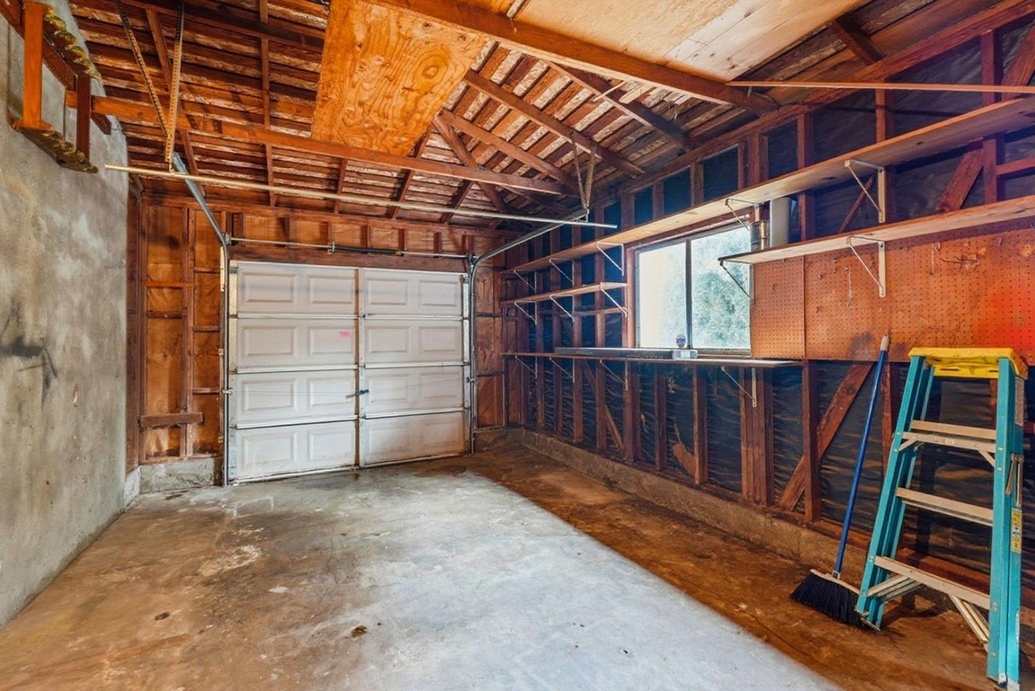 946 6th St, Livingston, CA 95334