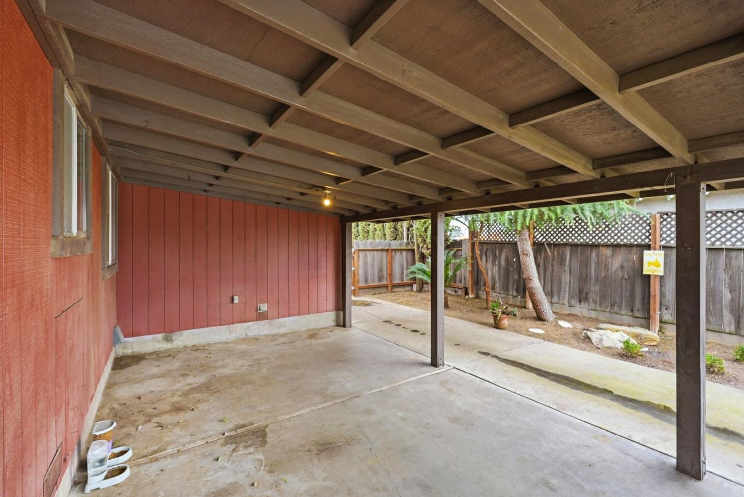 946 6th St, Livingston, CA 95334