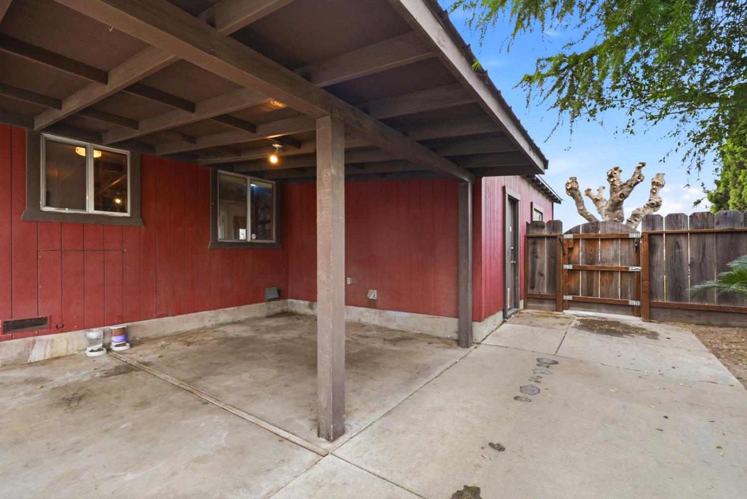 946 6th St, Livingston, CA 95334