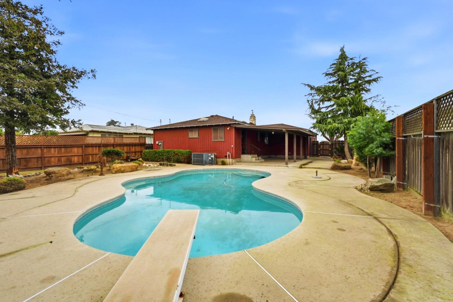 946 6th St, Livingston, CA 95334