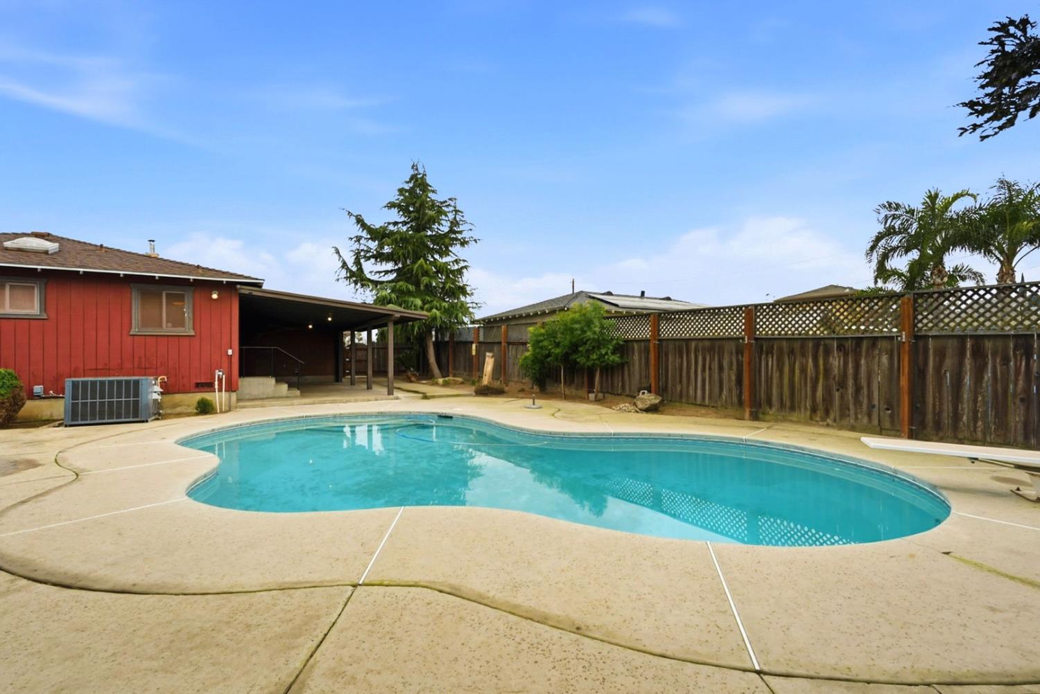 946 6th St, Livingston, CA 95334