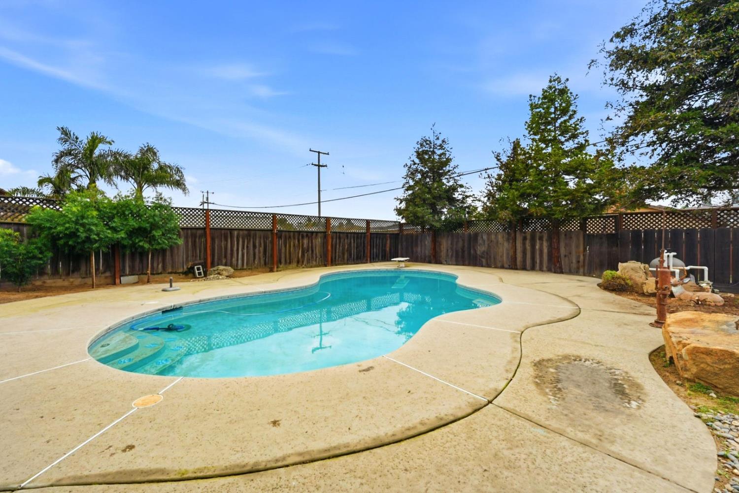 946 6th St, Livingston, CA 95334