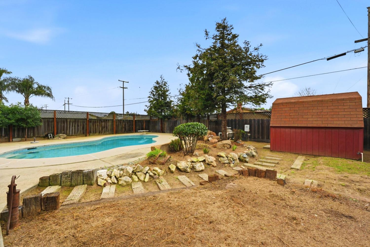 946 6th St, Livingston, CA 95334