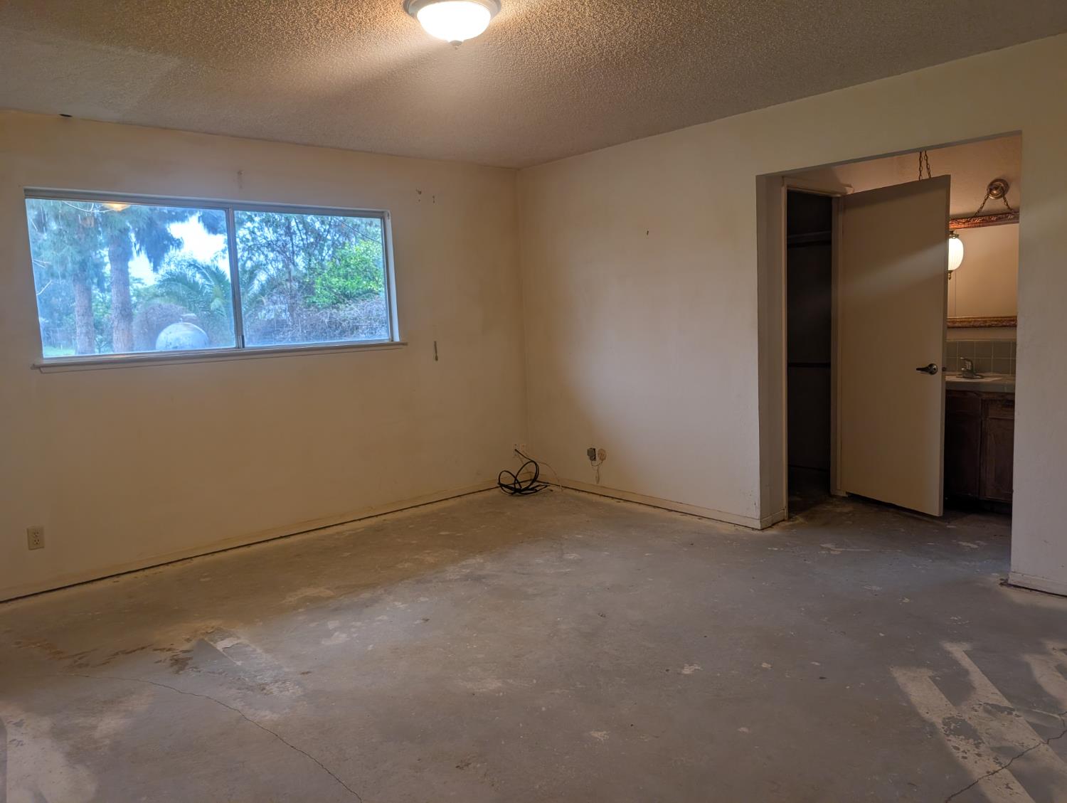 2418 N Fowler Ave, Fresno, CA 93727