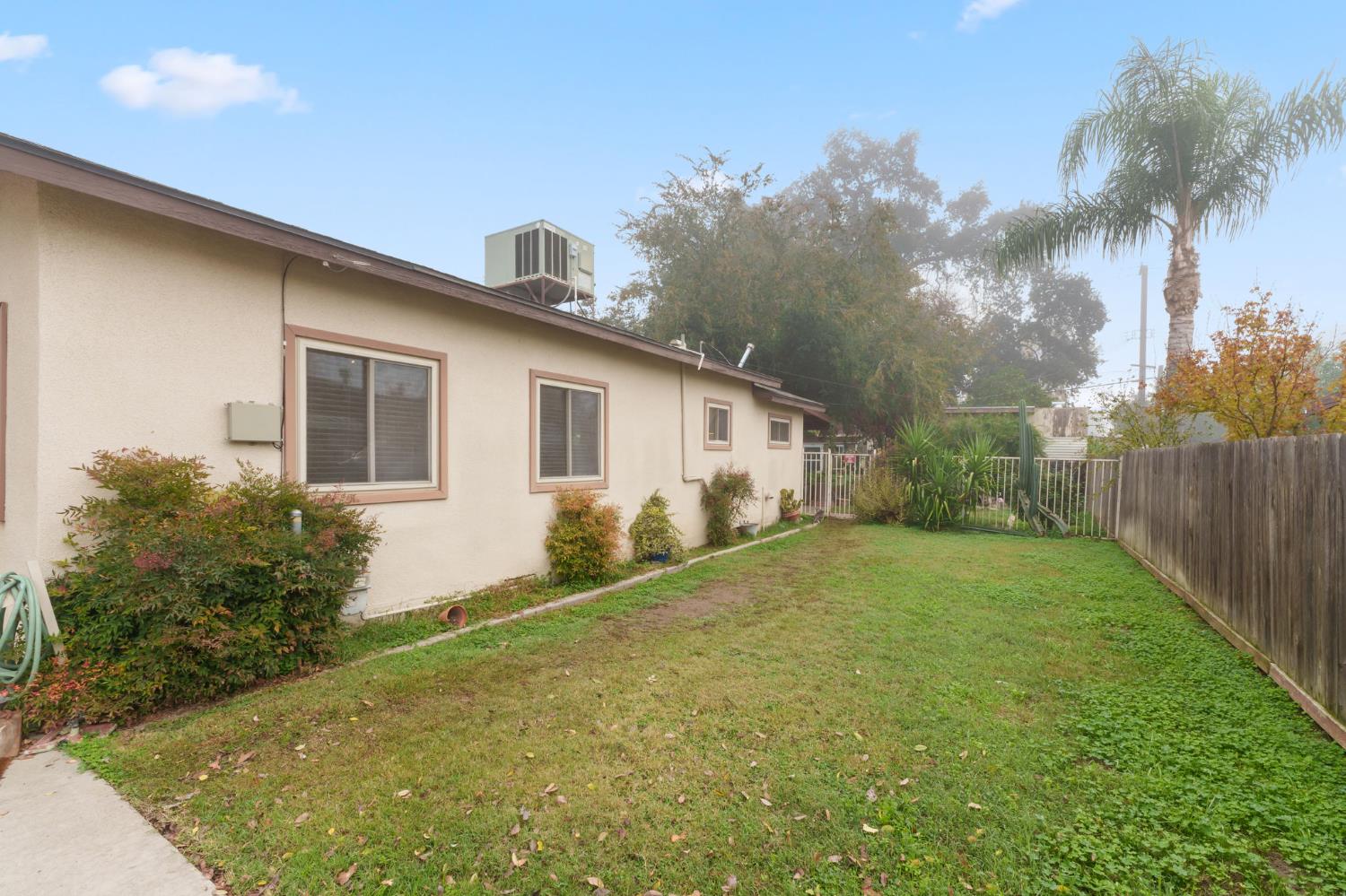 1312 P St, Sanger, CA 93657