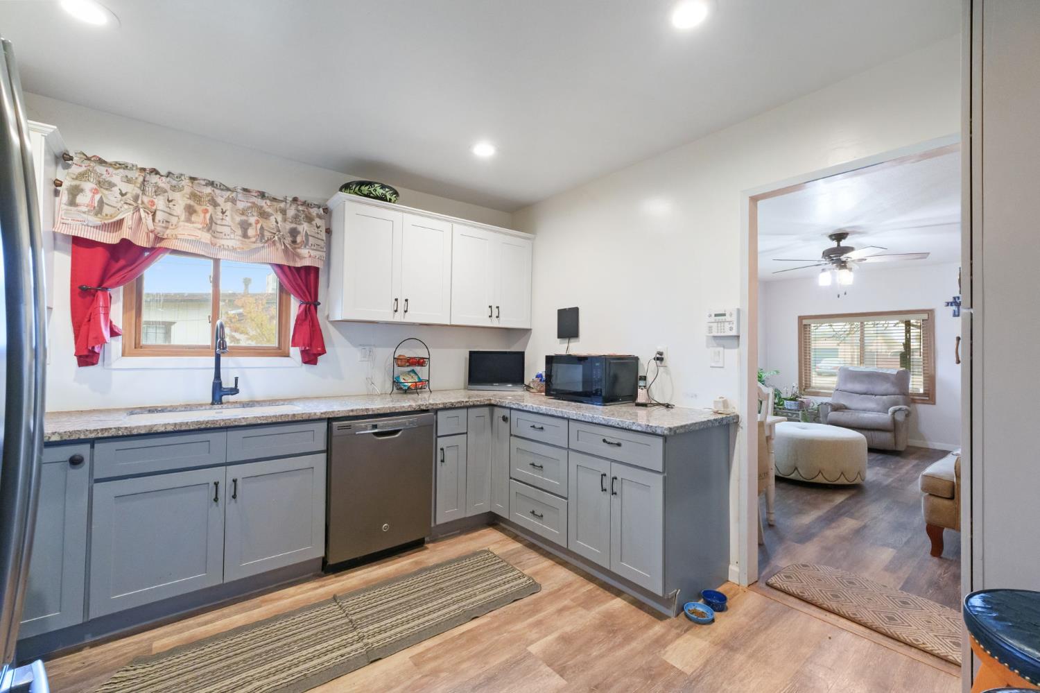 1312 P St, Sanger, CA 93657