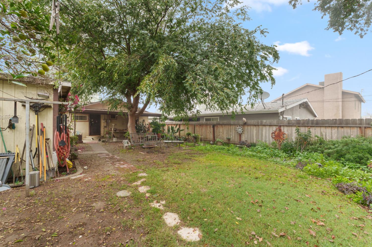 1312 P St, Sanger, CA 93657