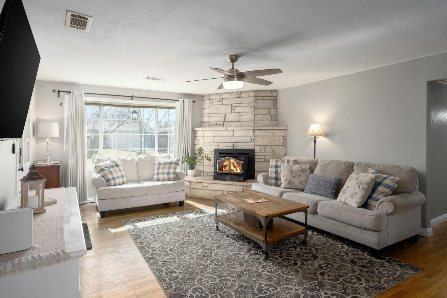 5443 E Saginaw Way, Fresno, CA 93727