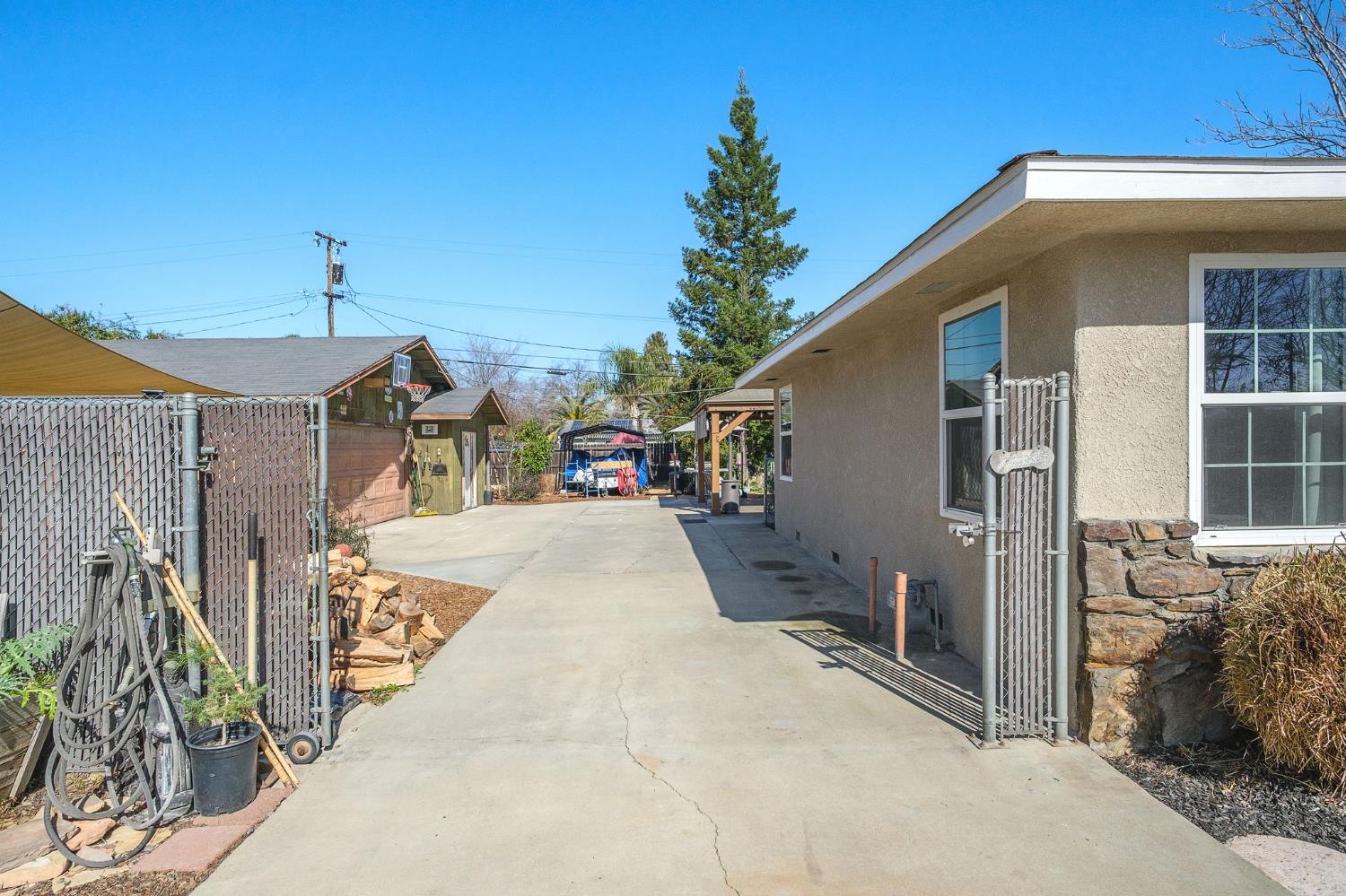 5443 E Saginaw Way, Fresno, CA 93727