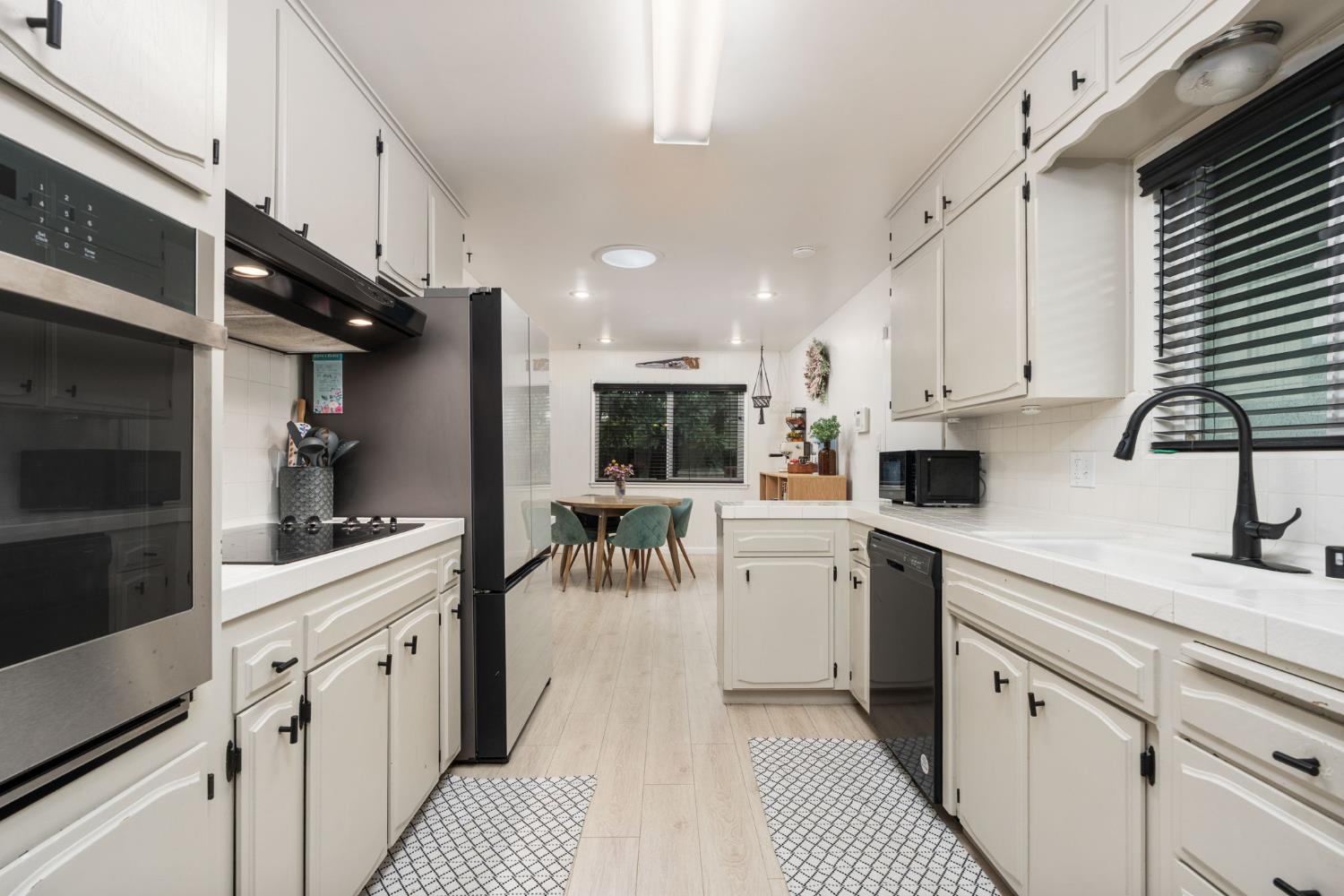 1038 E Vartikian Ave, Fresno, CA 93710