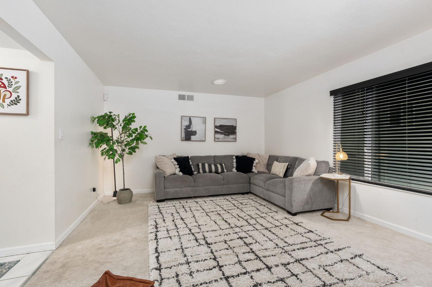 1038 E Vartikian Ave, Fresno, CA 93710