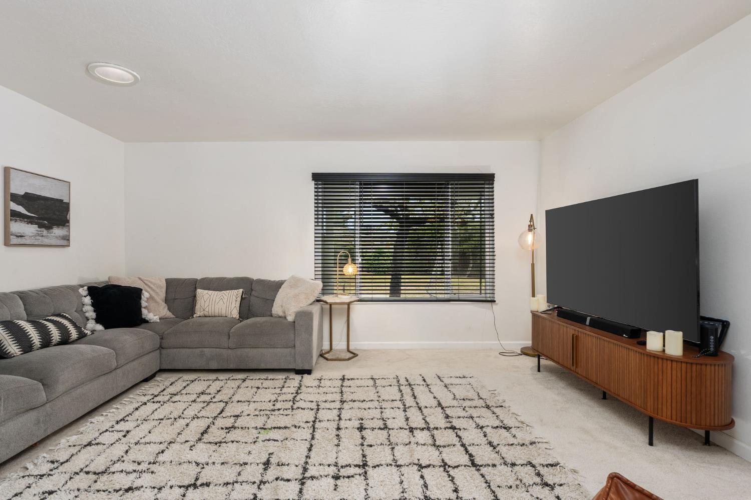 1038 E Vartikian Ave, Fresno, CA 93710