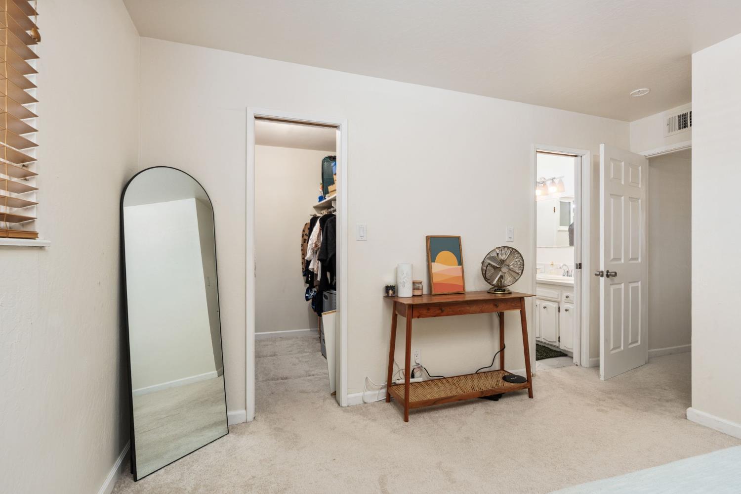 1038 E Vartikian Ave, Fresno, CA 93710