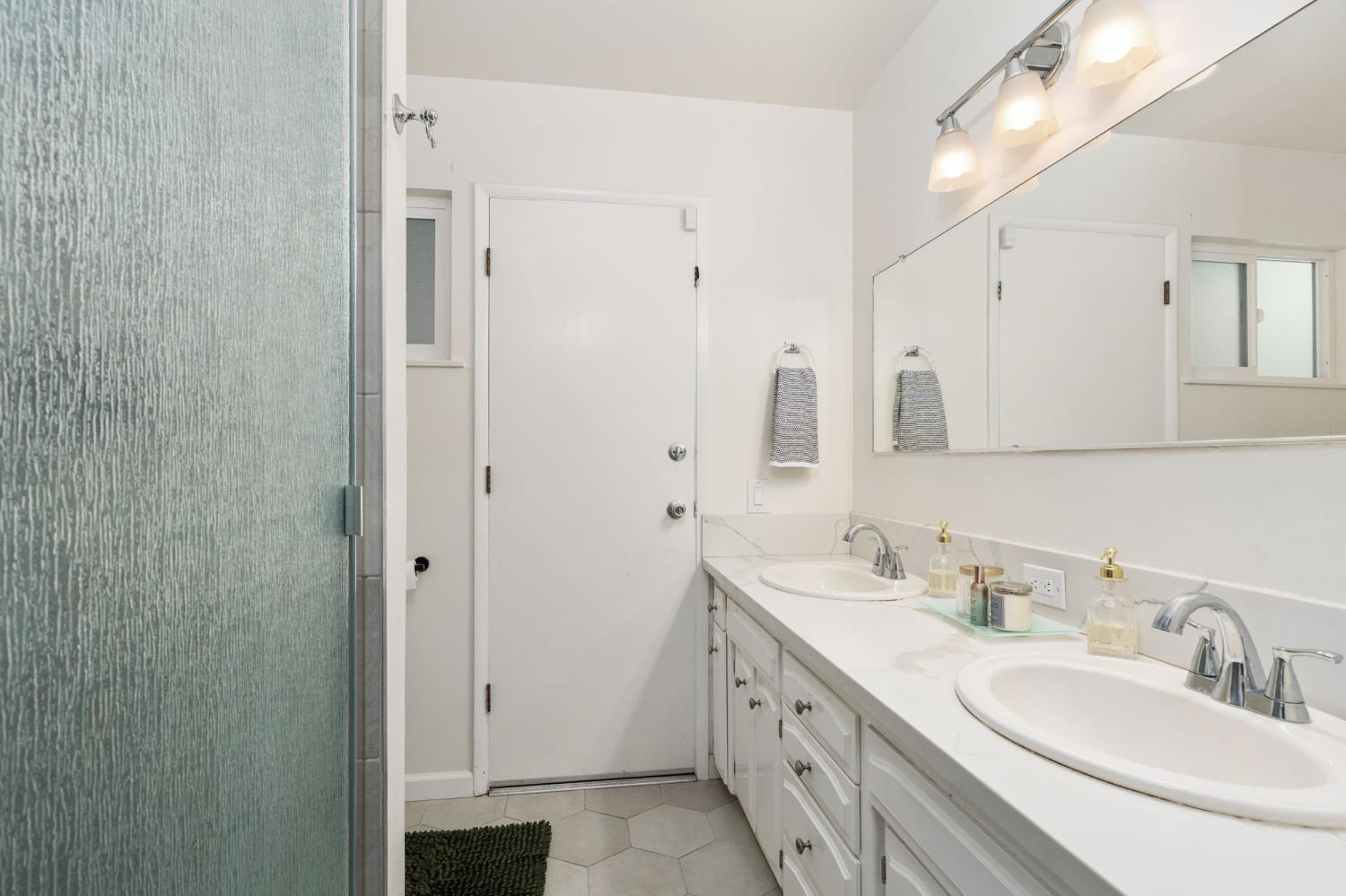 1038 E Vartikian Ave, Fresno, CA 93710