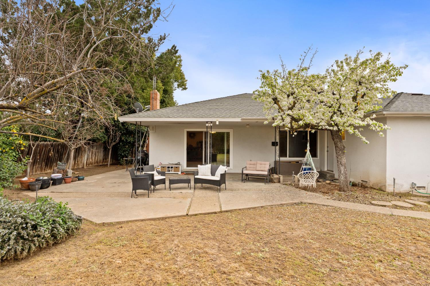 1038 E Vartikian Ave, Fresno, CA 93710