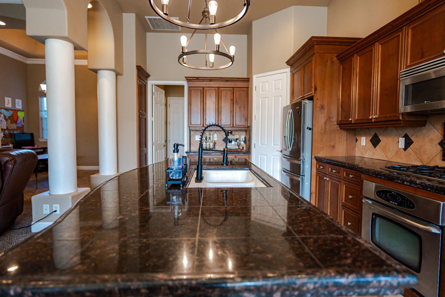 2506 Swift Ave, Clovis, CA 93611