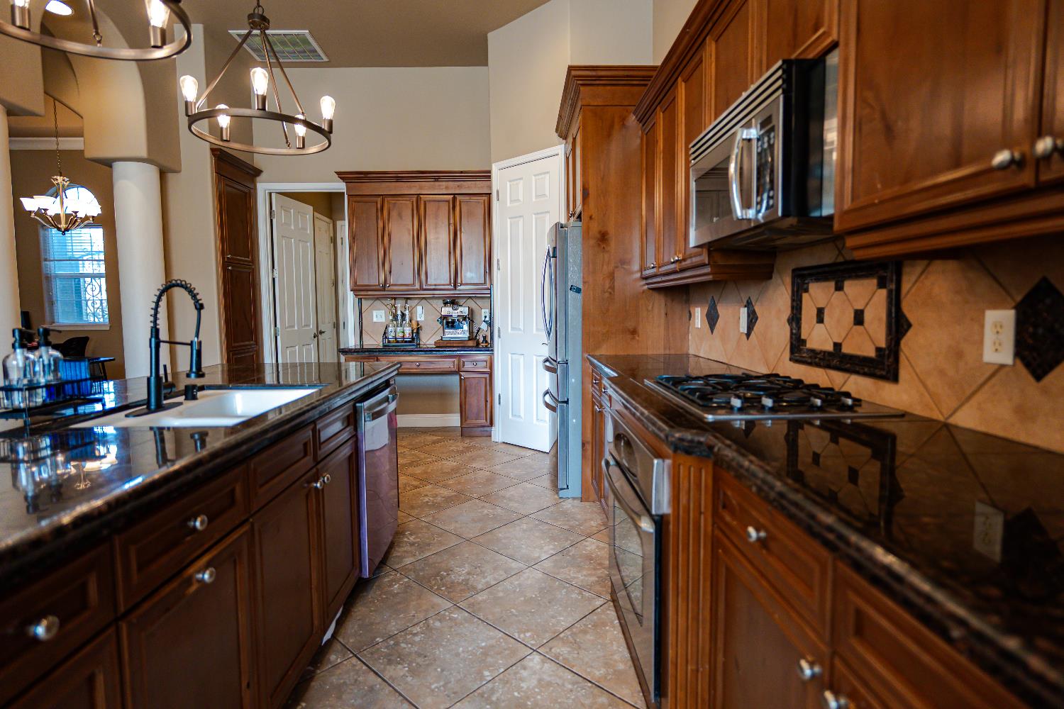 2506 Swift Ave, Clovis, CA 93611