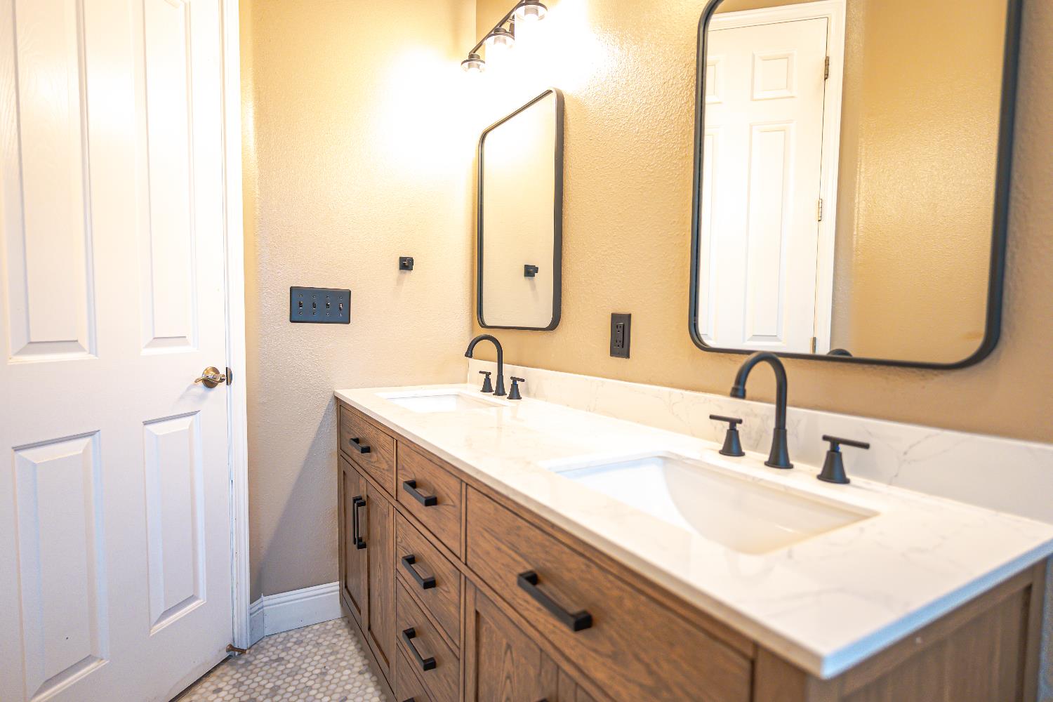 2506 Swift Ave, Clovis, CA 93611