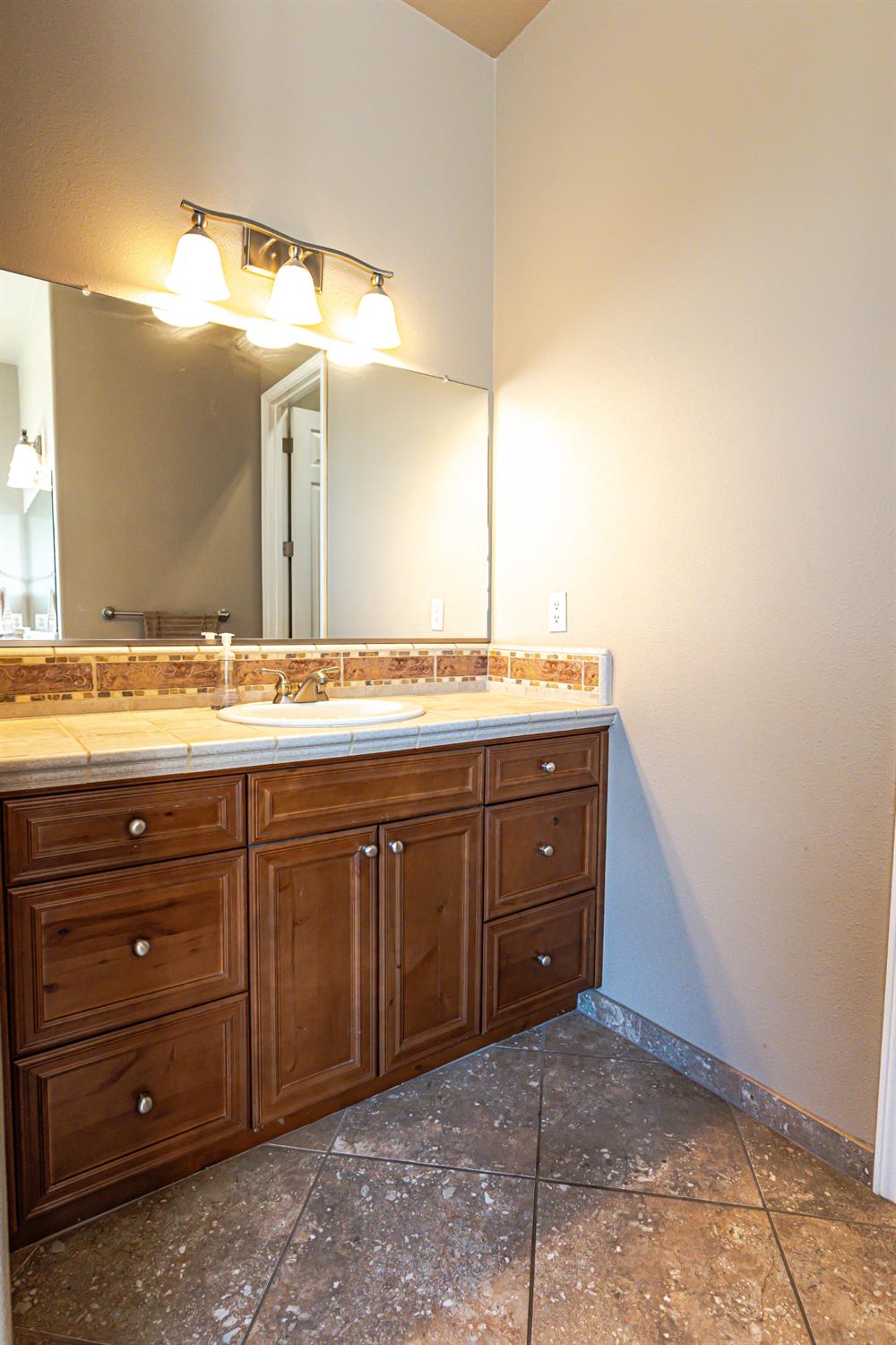 2506 Swift Ave, Clovis, CA 93611