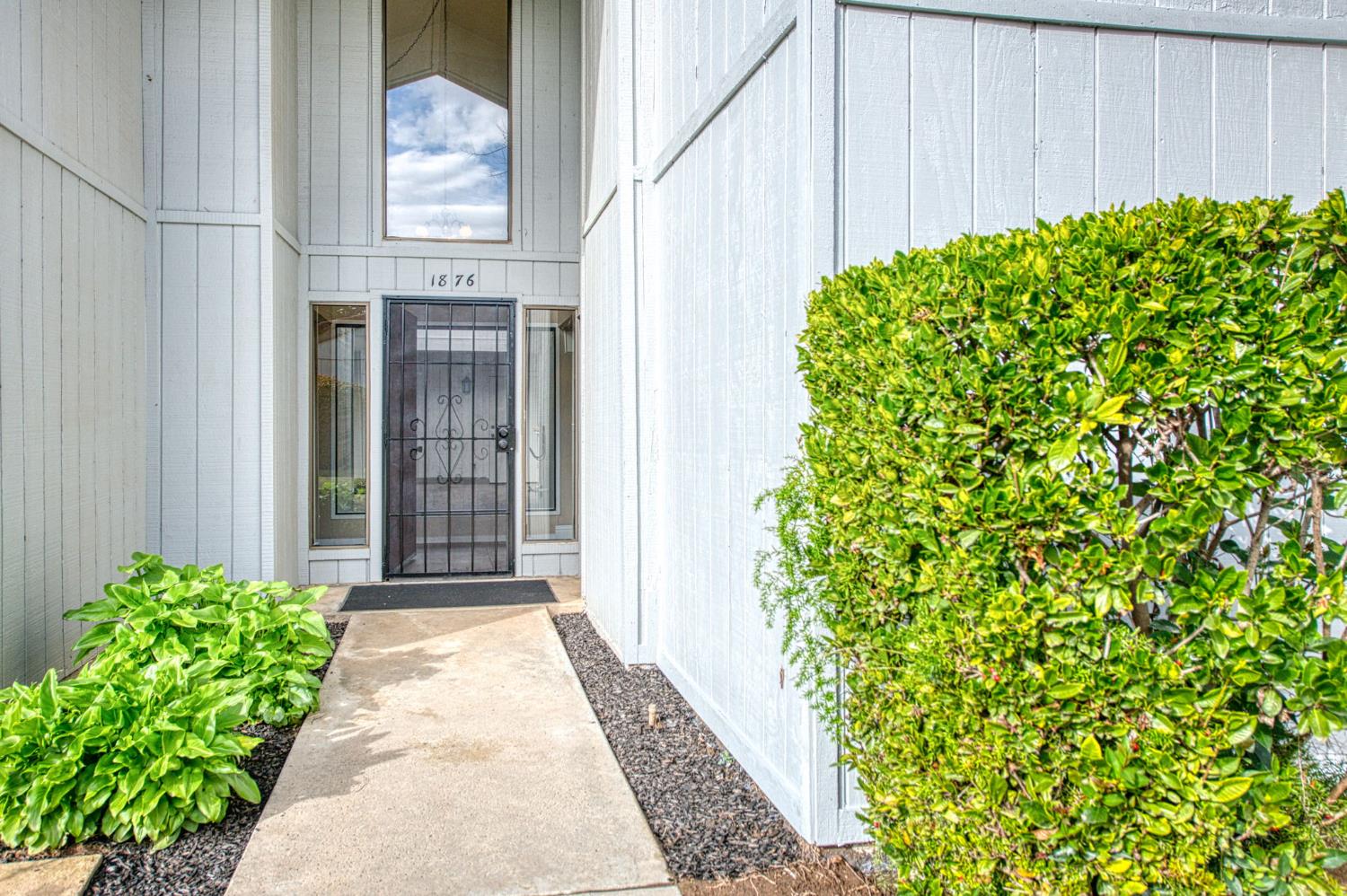 1876 Cougar Ln, Clovis, CA 93611