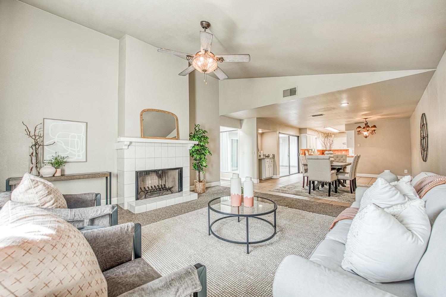 1876 Cougar Ln, Clovis, CA 93611