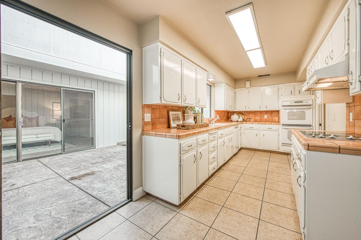 1876 Cougar Ln, Clovis, CA 93611