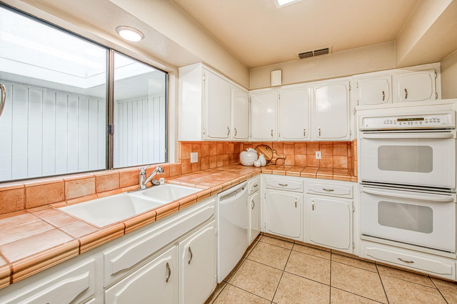 1876 Cougar Ln, Clovis, CA 93611