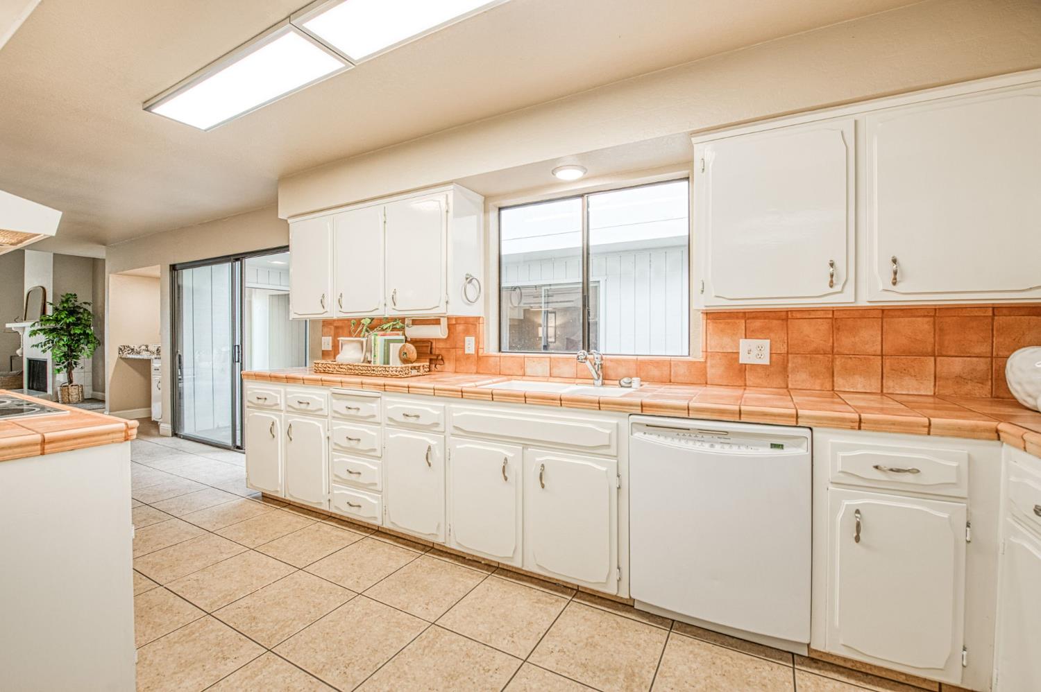 1876 Cougar Ln, Clovis, CA 93611