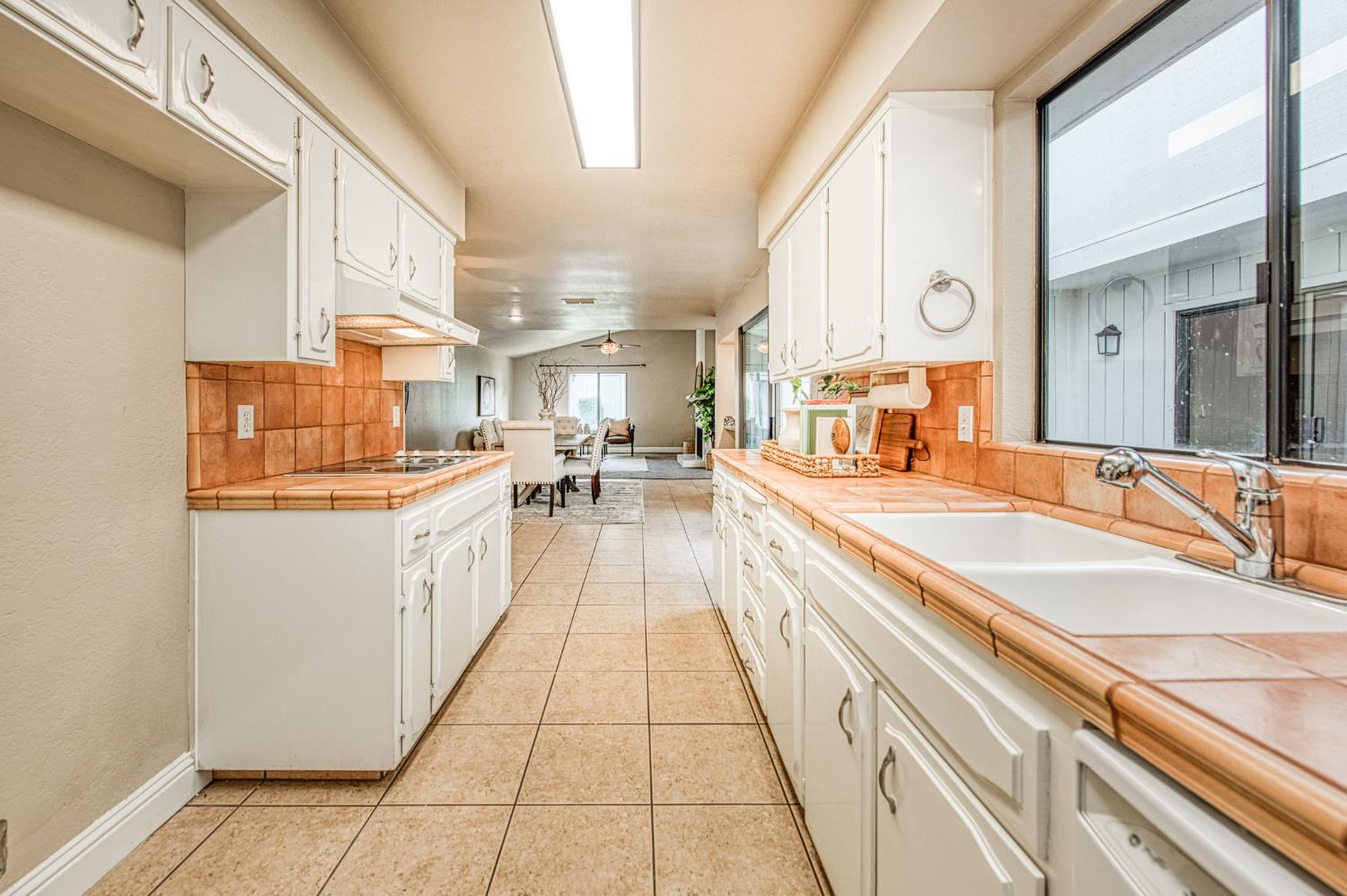 1876 Cougar Ln, Clovis, CA 93611