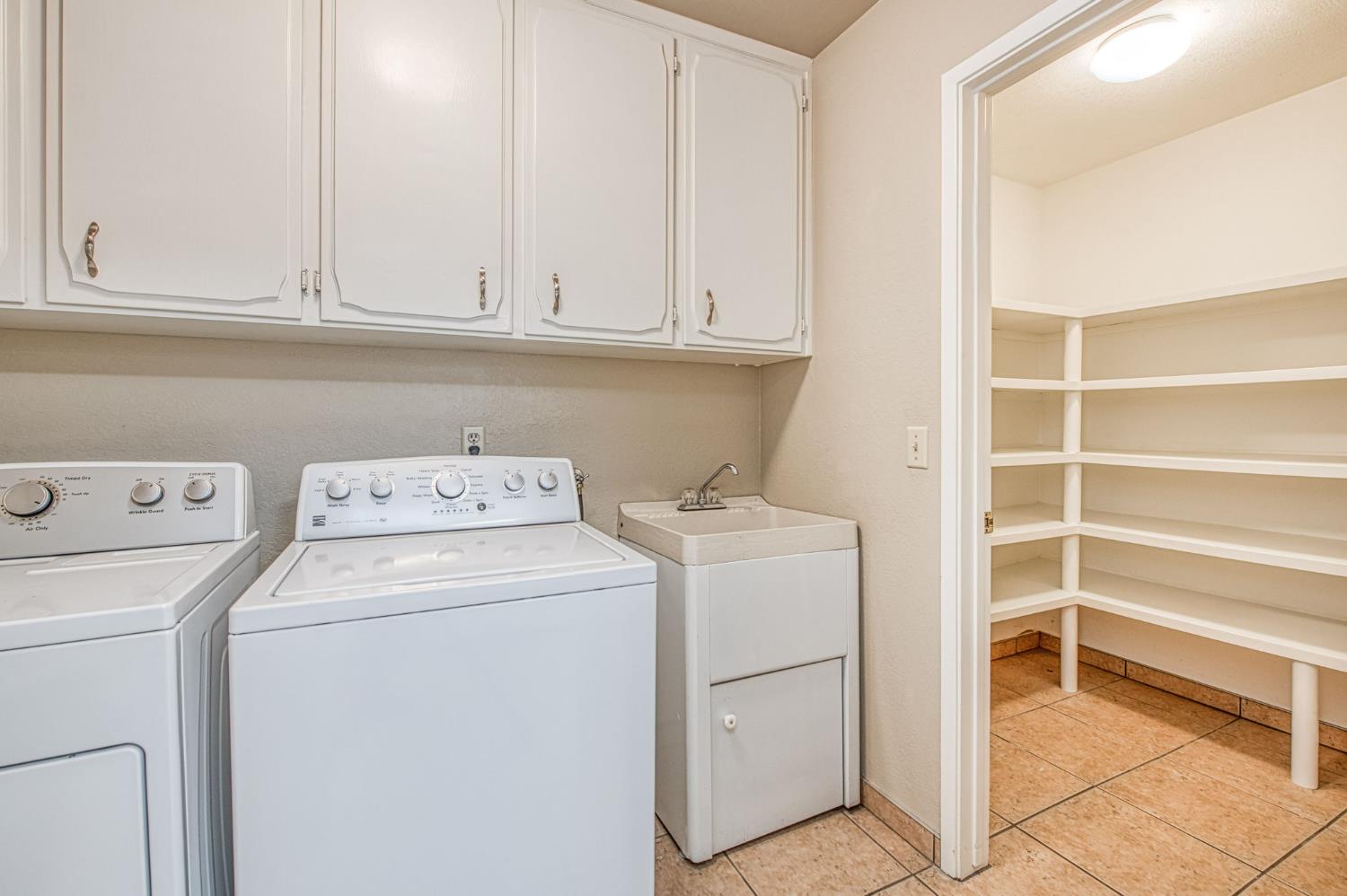 1876 Cougar Ln, Clovis, CA 93611