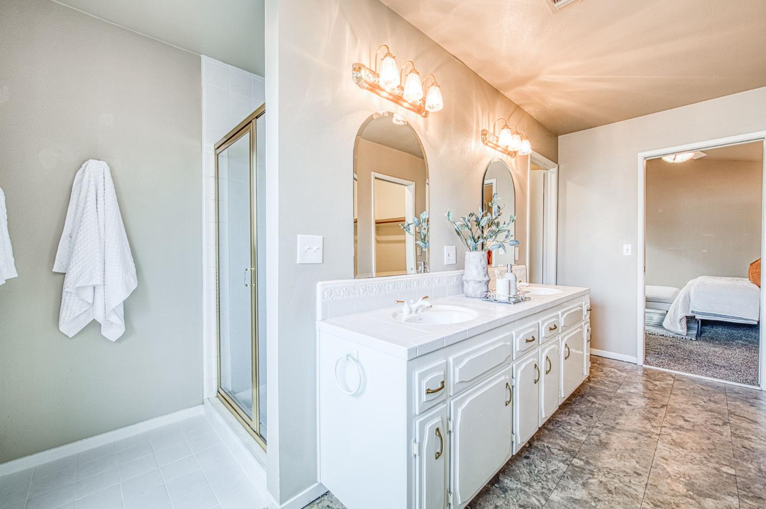 1876 Cougar Ln, Clovis, CA 93611