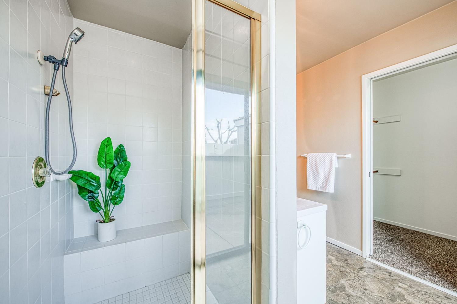 1876 Cougar Ln, Clovis, CA 93611