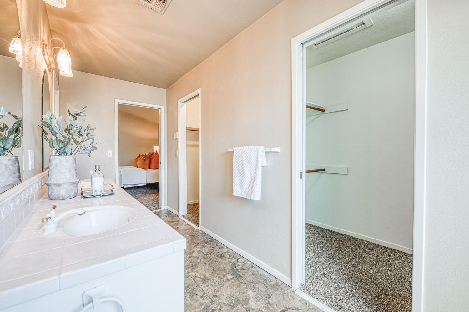 1876 Cougar Ln, Clovis, CA 93611