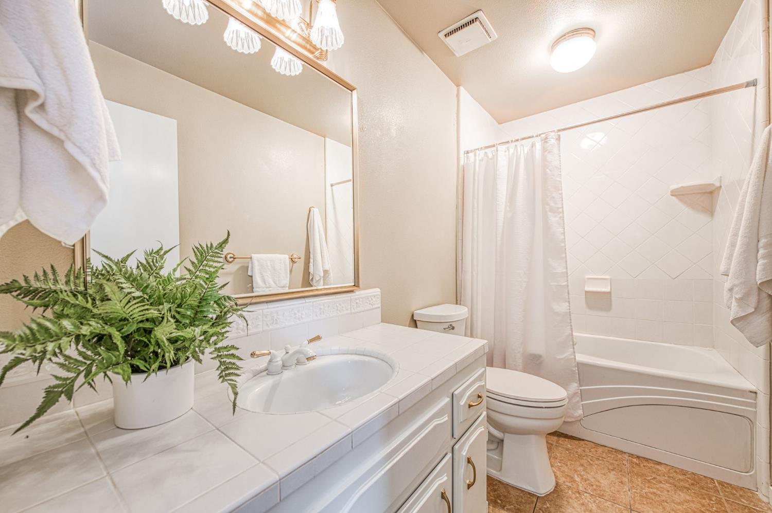 1876 Cougar Ln, Clovis, CA 93611