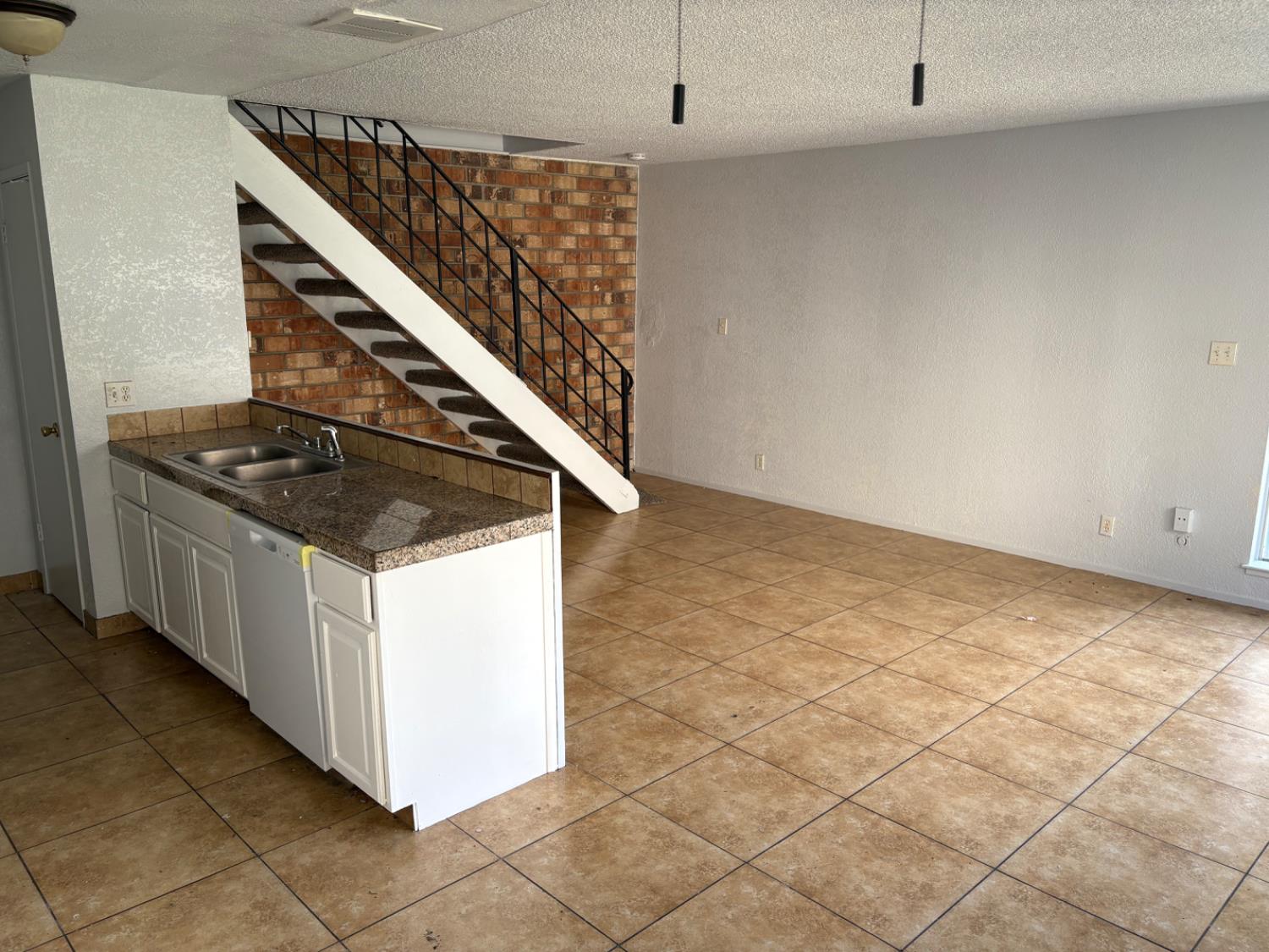 4924 N Holt #103, Fresno, CA 93705