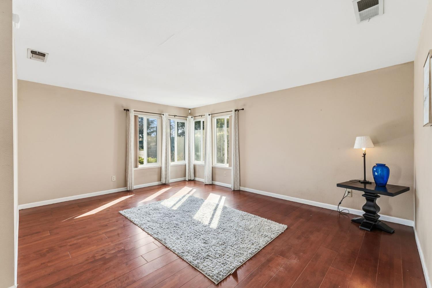 402 Mainberry Dr, Madera, CA 93637