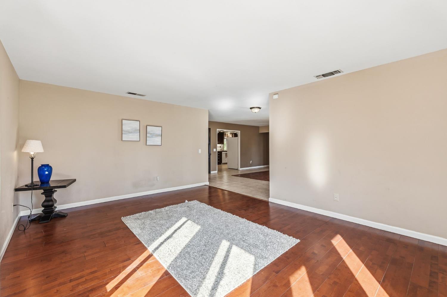 402 Mainberry Dr, Madera, CA 93637