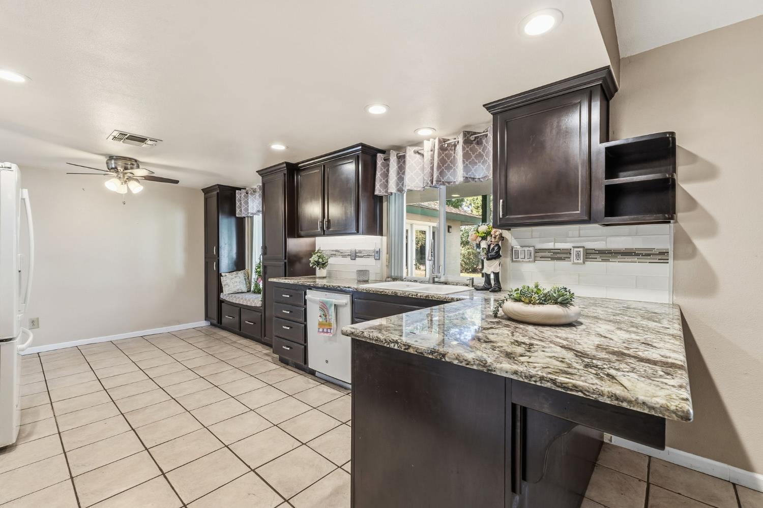 402 Mainberry Dr, Madera, CA 93637