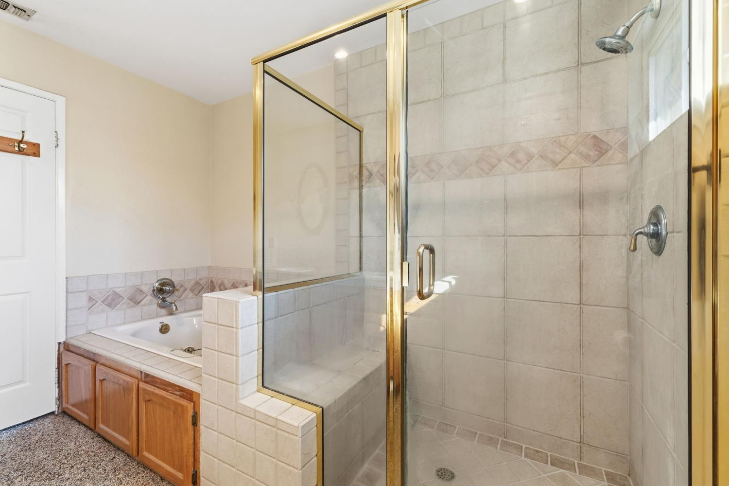 402 Mainberry Dr, Madera, CA 93637