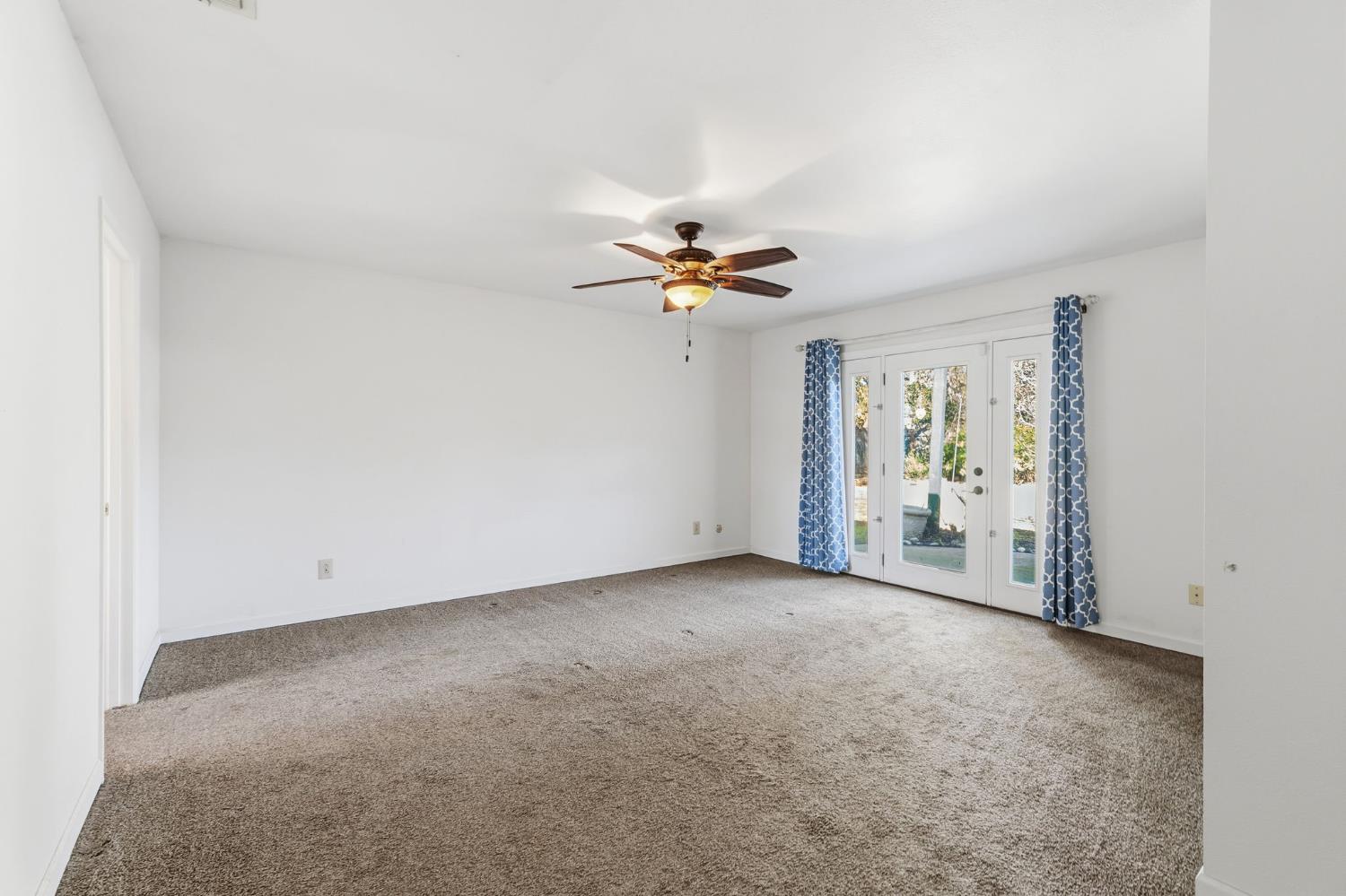 402 Mainberry Dr, Madera, CA 93637