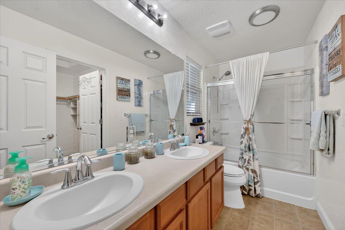 5861 E Platt Ave, Fresno, CA 93727