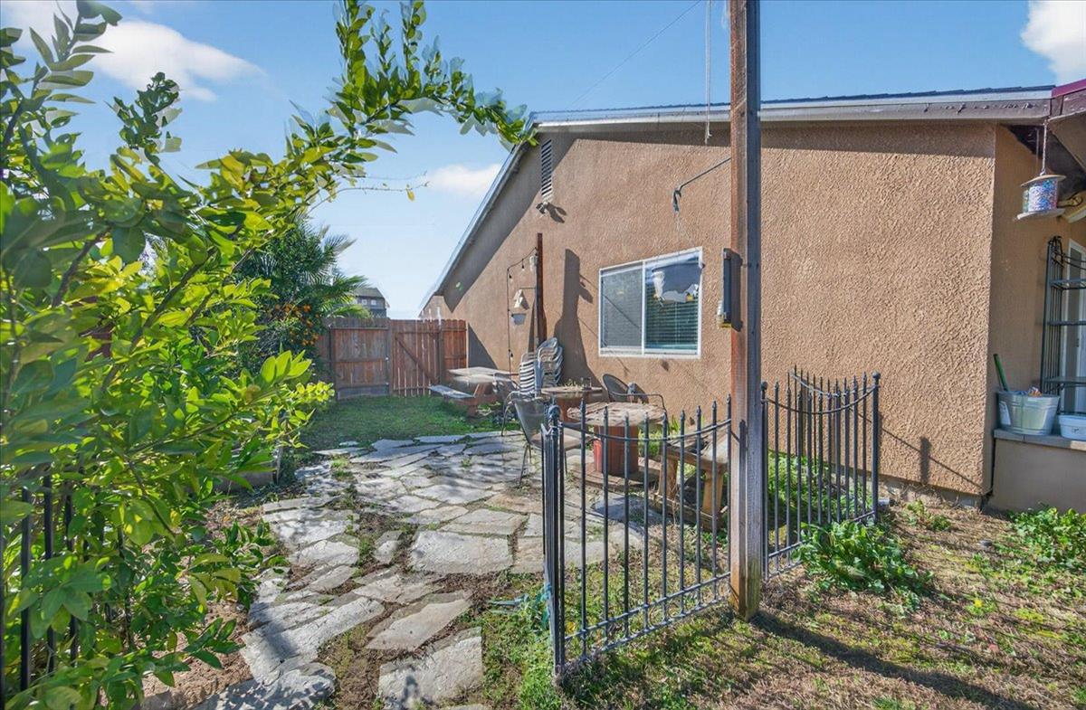 5861 E Platt Ave, Fresno, CA 93727