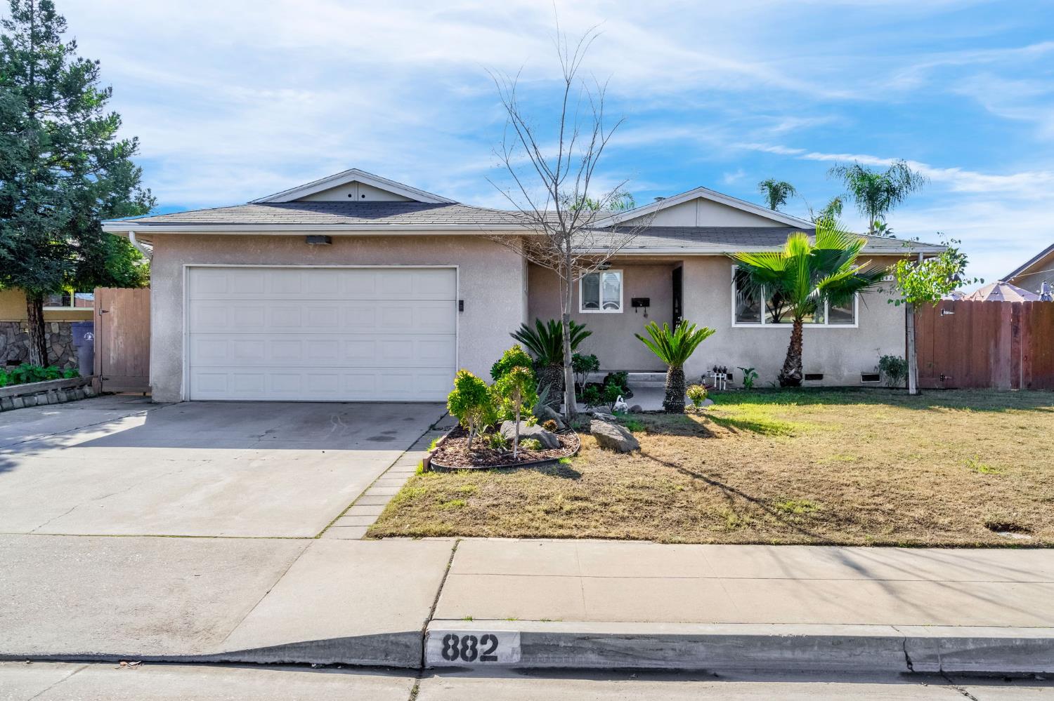 882 W National Ave, Clovis, CA 93612