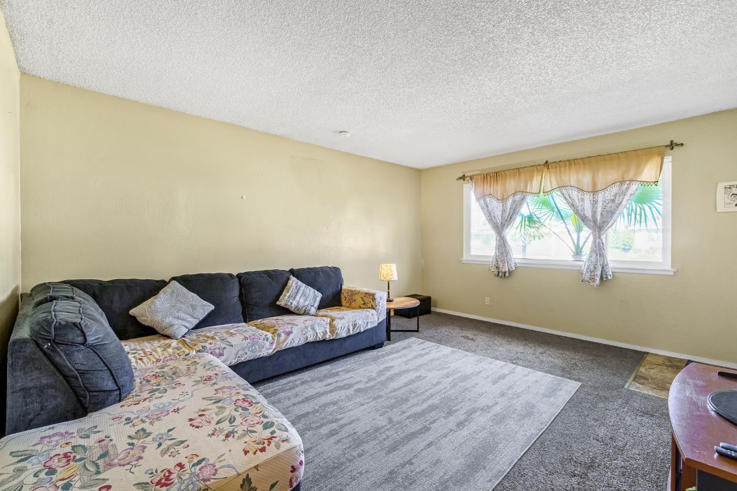 882 W National Ave, Clovis, CA 93612