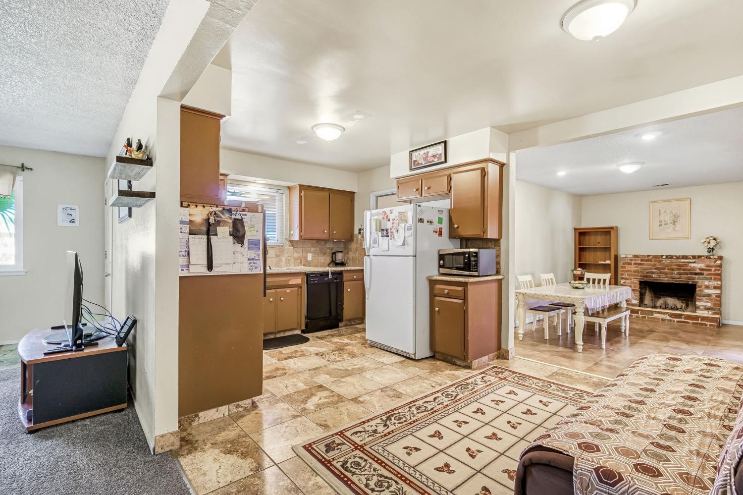 882 W National Ave, Clovis, CA 93612