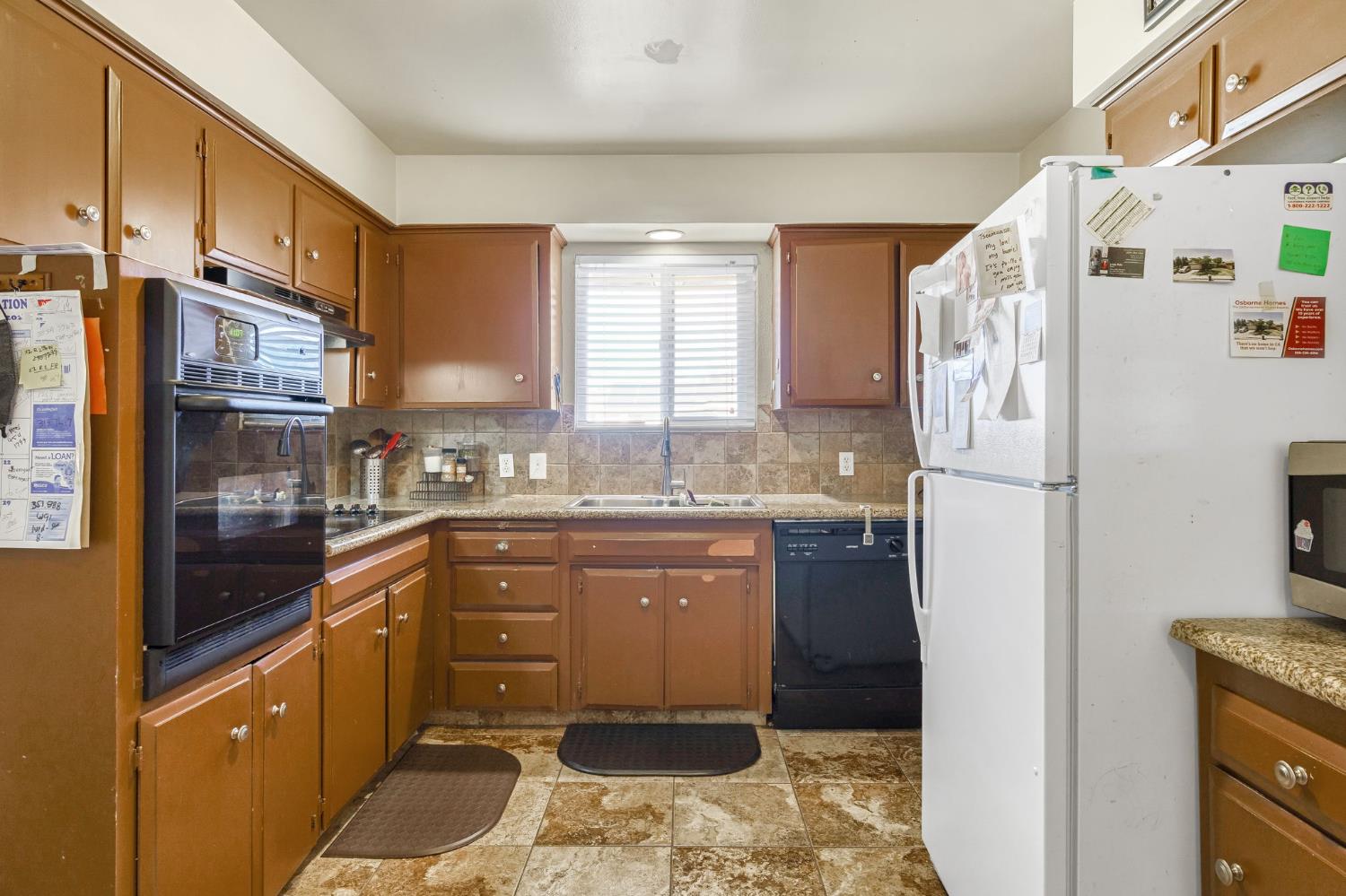 882 W National Ave, Clovis, CA 93612