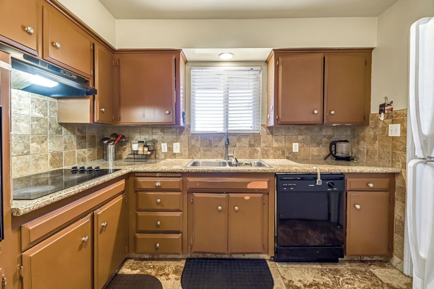 882 W National Ave, Clovis, CA 93612