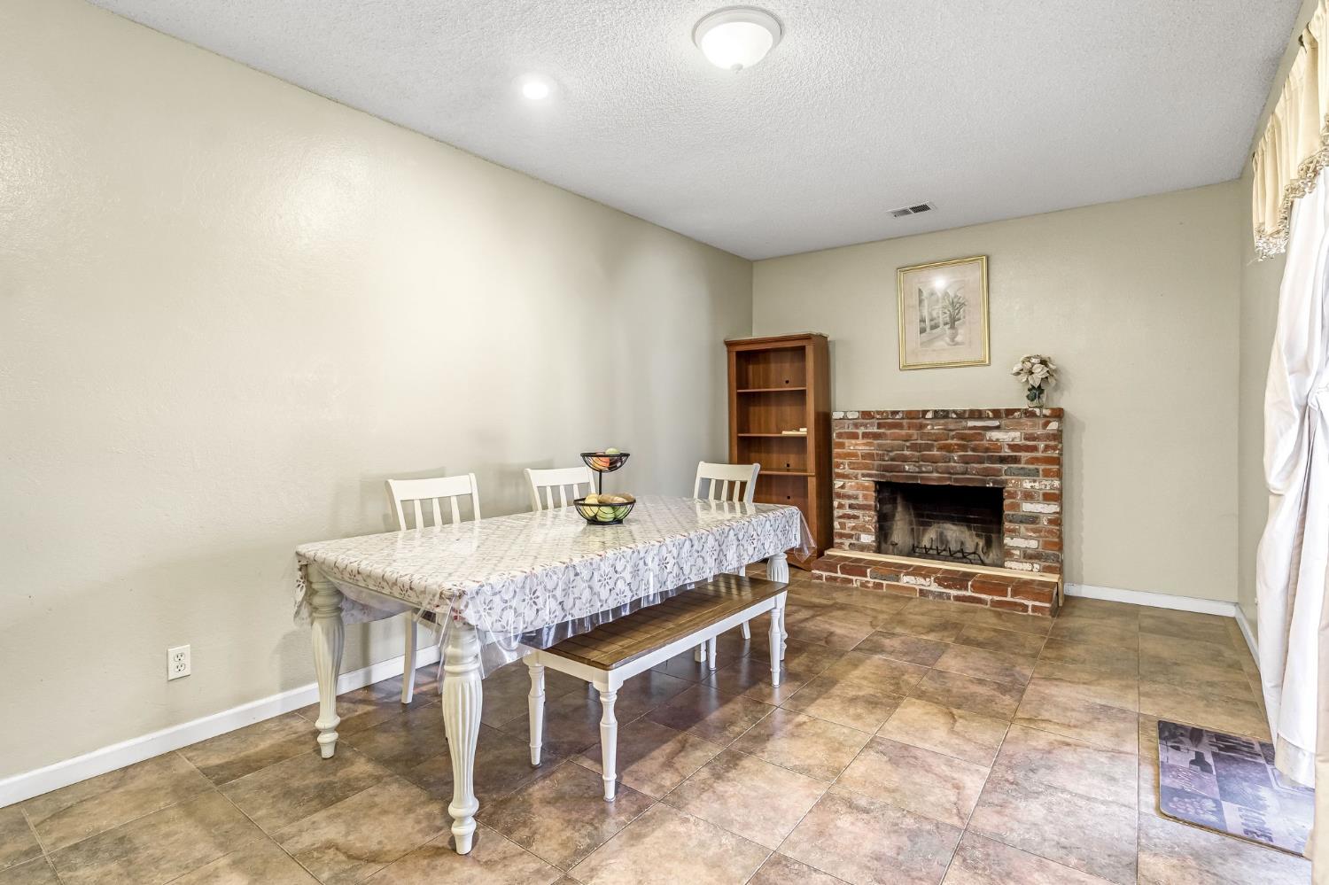 882 W National Ave, Clovis, CA 93612