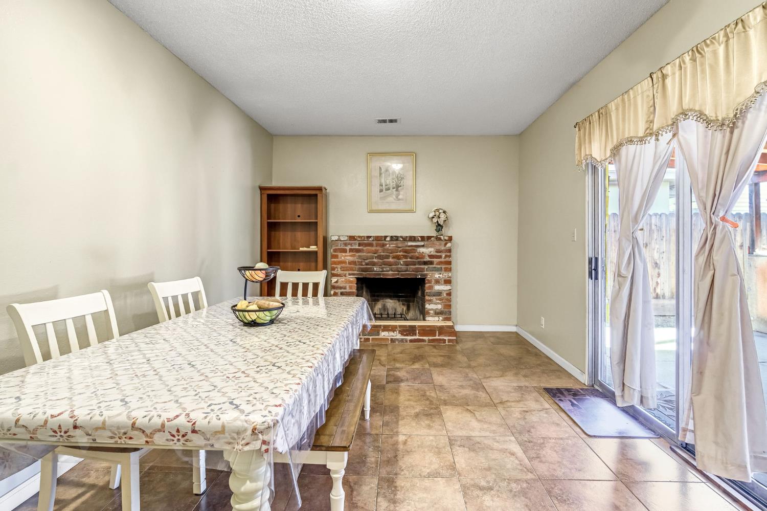 882 W National Ave, Clovis, CA 93612